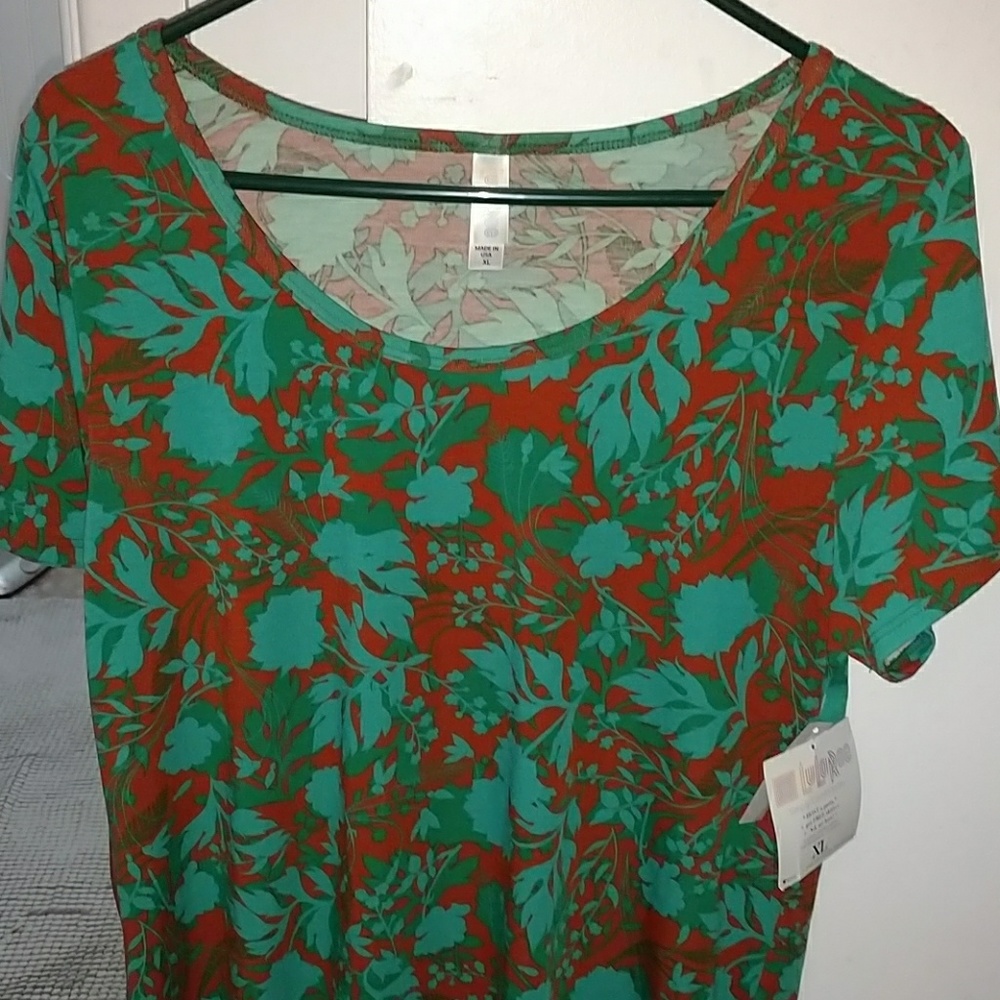 NWT LulaRoe Classic Tee